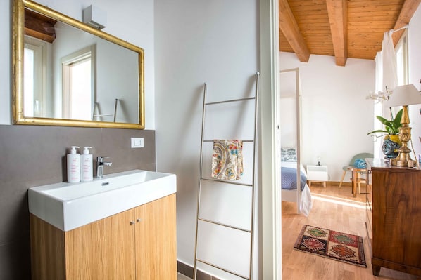 1 slaapkamer, een strijkplank/strijkijzer, gratis wifi, beddengoed