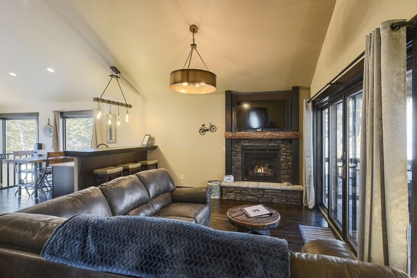 Téléviseur connecté, foyer, table de baby-foot