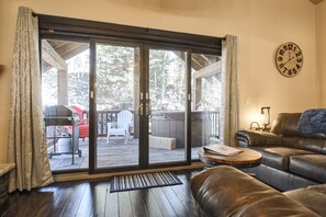 Téléviseur connecté, foyer, table de baby-foot