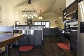 Geladeira, micro-ondas, fogão, cooktop