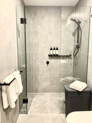 Shower, hair dryer, towels, soap - Exquisite 2BR apartment with resort and mountains Views (Clayton)