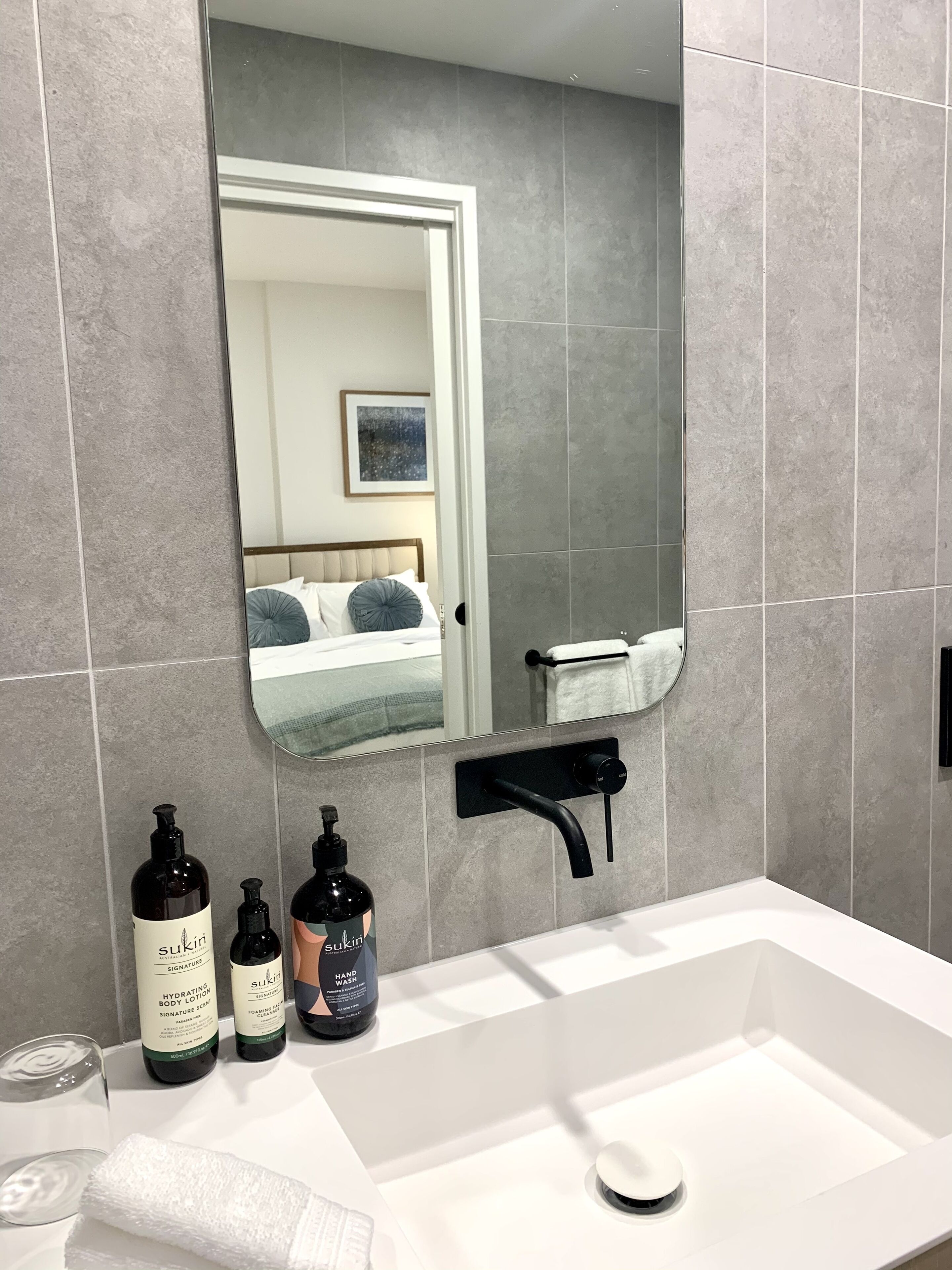 Exquisite 2BR apartment with resort and mountains Views — image 12