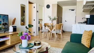 Smart TV, Netflix, streaming services, stereo