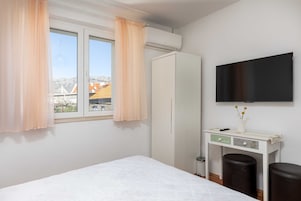 Monolocale (Studio with Terrace) | 3 camere, biancheria da letto di alta qualità, ferro/asse da stiro