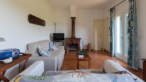 Ferienhaus (2 Bedrooms) | Wohnbereich | 32-Zoll-Flachbildfernseher mit Satellitenempfang, Fernseher