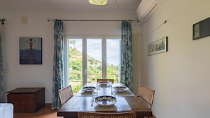 Casa (2 Bedrooms) | Área de sala de estar | Televisión de pantalla plana de 32 pulgadas con canales vía satélite