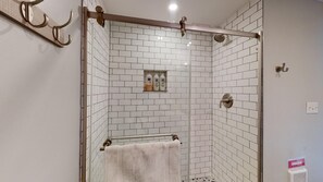Badewanne, Haartrockner, Handtücher