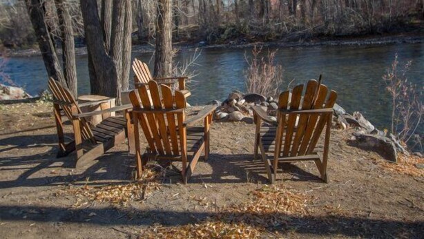 Outdoor dining - Aspen House by the River (Gunnison)
