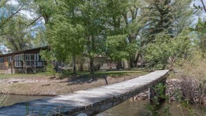 Property grounds - Aspen House by the River (Gunnison)