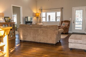 TV - Aspen House by the River (Gunnison)