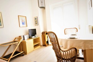 Appartement Familial | Salle de séjour | Télévision à écran plat de 25 pouces avec chaßnes numériques, télévision