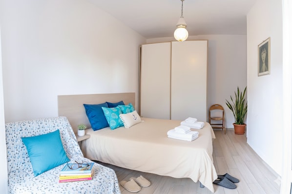 1 habitación, escritorio y tabla de planchar con plancha