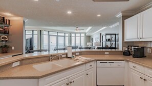 Refrigerador, microondas, placa de cocina, lavavajillas