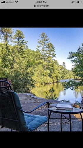 Lakefront 3 bedroom cabin sleeps 10, 8 minute drive to Gorges State Park