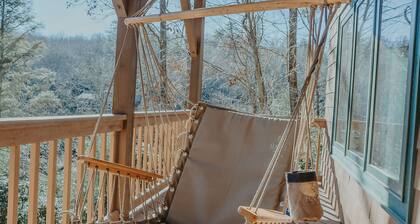 Lakefront 3 bedroom cabin sleeps 10, 8 minute drive to Gorges State Park