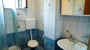 Habitación doble (Double Room) | Baño | Regadera, toallas, jabón, shampoo