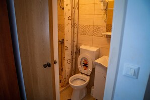 Camera doppia (Double Room) | Bagno | Doccia, asciugamani, sapone, shampoo