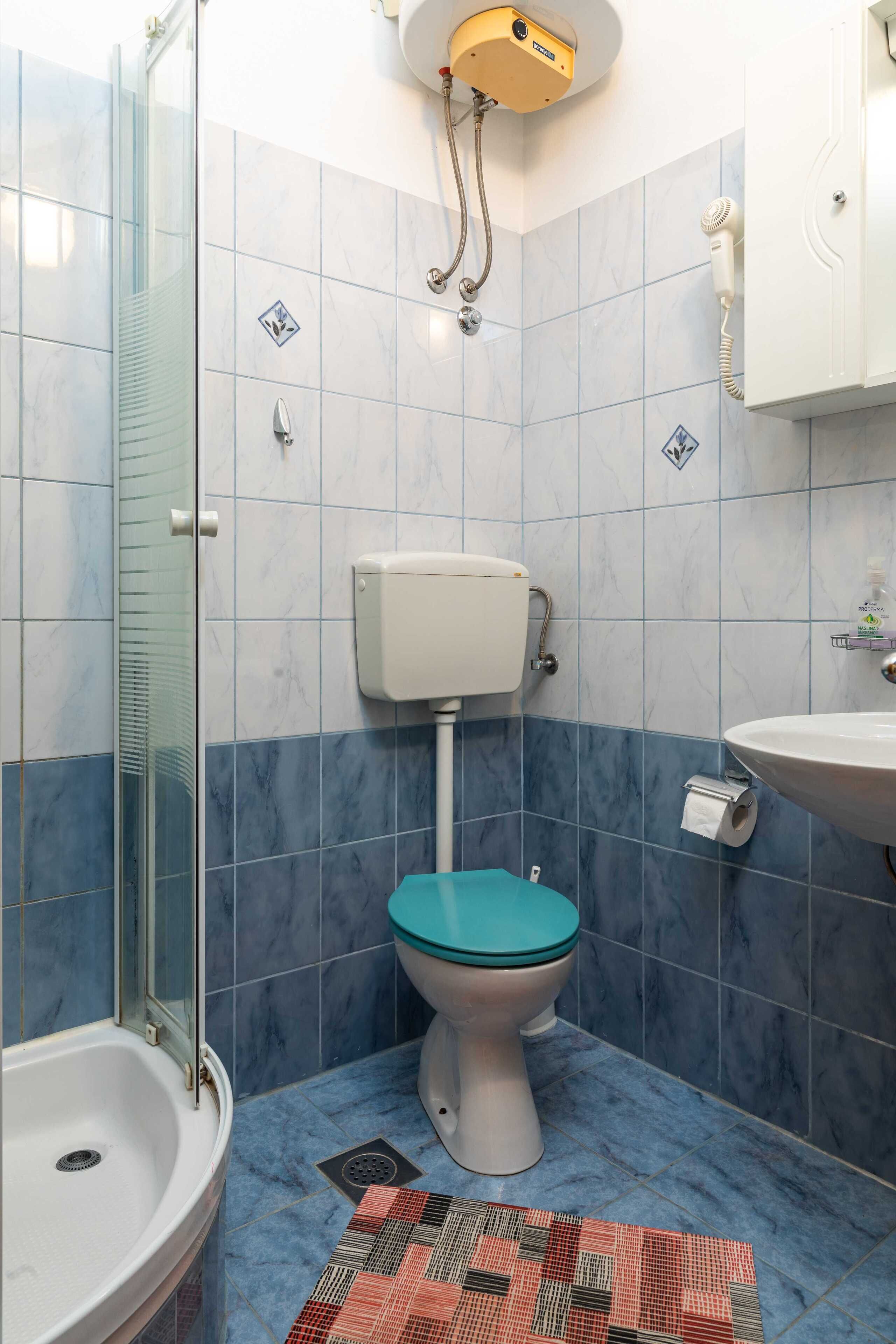 Double Room (Double Room) | Bathroom | Shower, towels, soap, shampoo