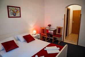 Quarto casal (Double Room) | 8 quartos, Wi-Fi de cortesia