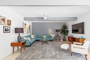 Smart TV, fireplace