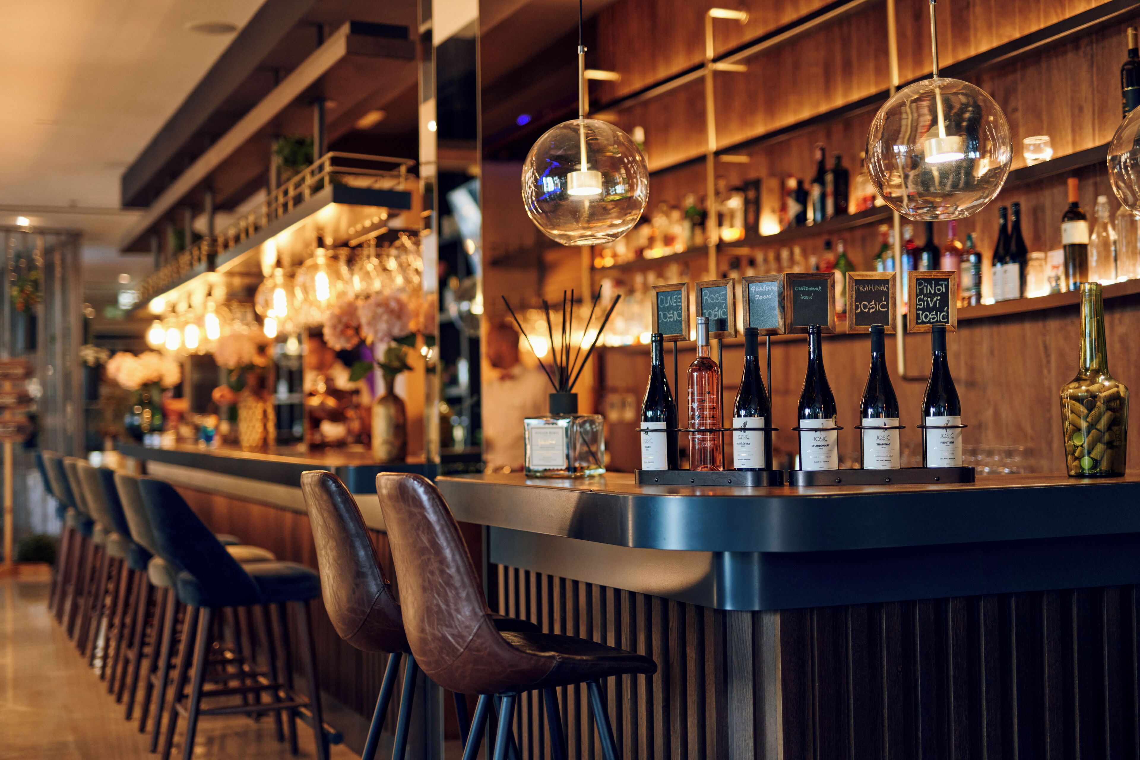 Bar (trong khuôn viên)