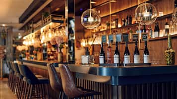 Bar (trong khuôn viên)