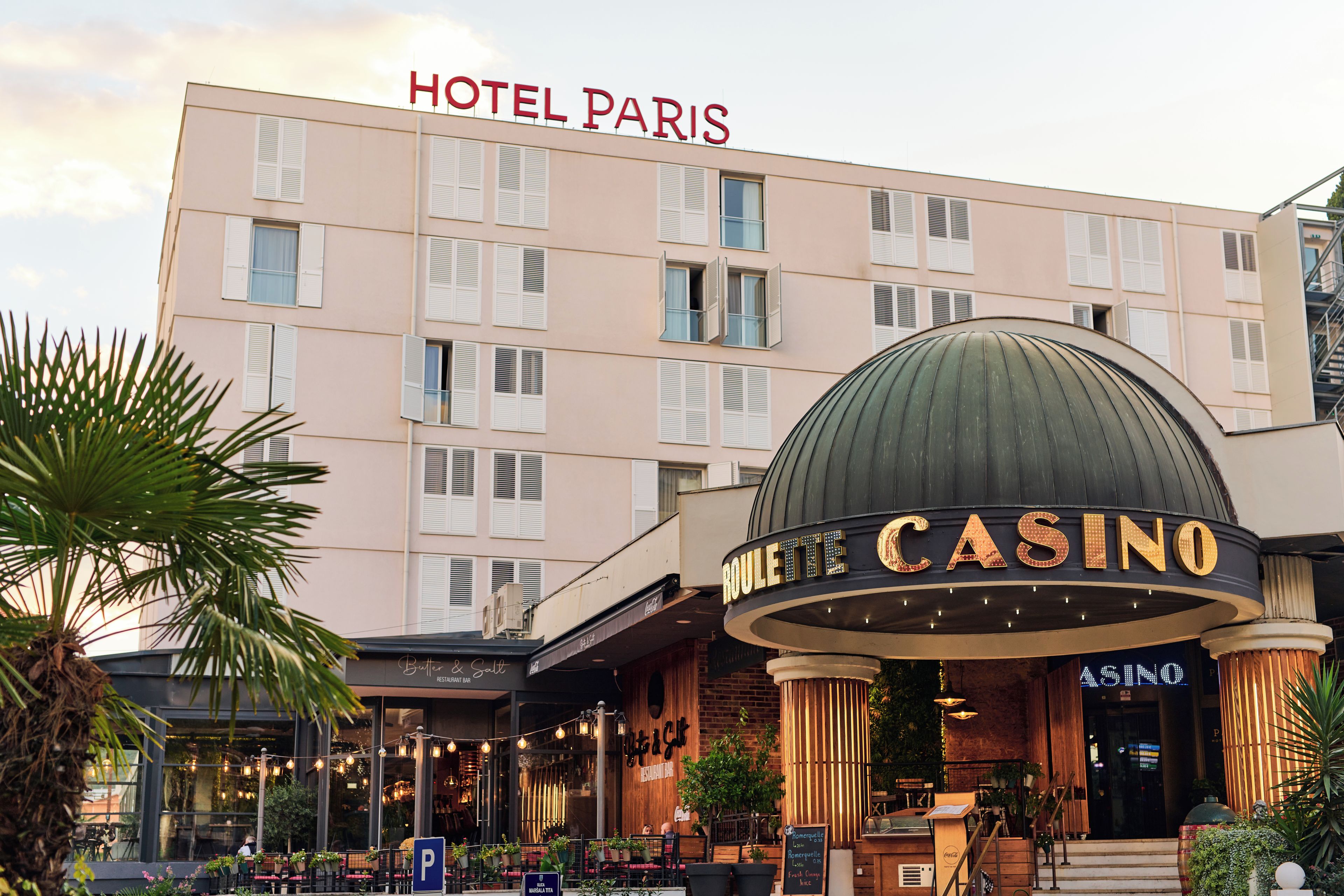 Un hotel con casino, que cuenta con un cartel grande para el casino y un llamativo letrero 