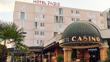 Un hotel con casino, que cuenta con un cartel grande para el casino y un llamativo letrero