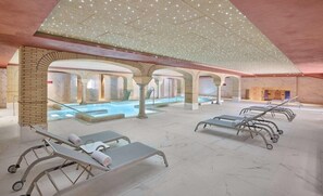 Una piscina cubierta, una piscina al aire libre