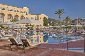 Inomhuspool och utomhuspool