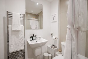 Design Apartment | Bathroom | Separate tub and shower, free toiletries, hair dryer, towels