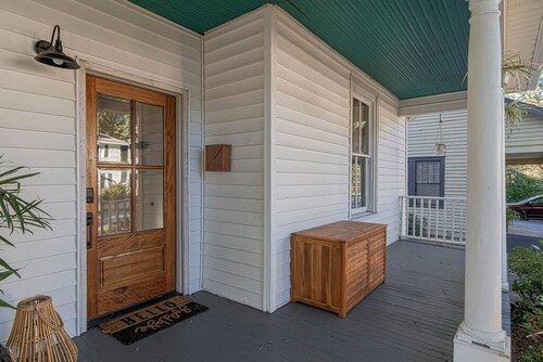 Queen Anne Victorian - Eclectic Apartment
