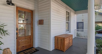 Queen Anne Victorian - Eclectic Apartment