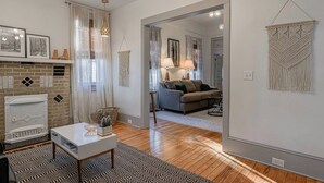 Un salon moderne avec une cheminée, un canapé et une table basse.