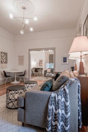 Televisio, takka, Netflix, suoratoistopalvelut