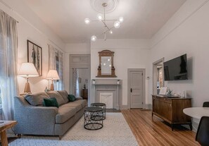 Televisio, takka, Netflix, suoratoistopalvelut