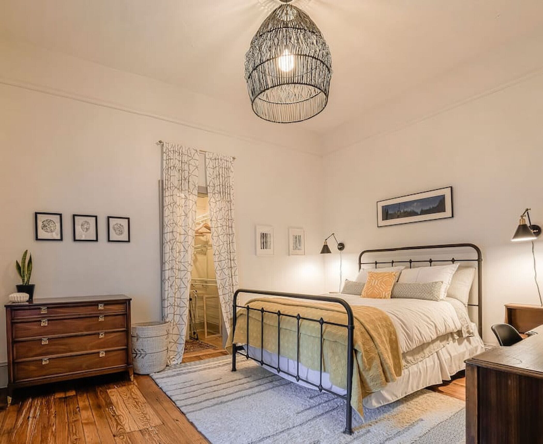 1 Schlafzimmer, Schreibtisch, Bügeleisen/Bügelbrett, Reisekinderbett