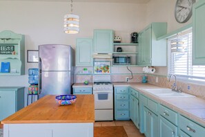 Fridge, microwave, oven, stovetop - Casa Tres: Charming, quiet retreat near the sandy beach of Playa Encanto (Puerto Peñasco)
