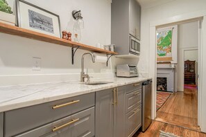 Fridge, microwave, oven, coffee/tea maker - 1217 - Right Side · Queen Anne Victorian - Traveler's Apartment (Columbia)