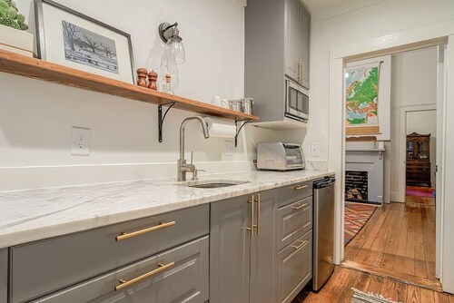 1217 - Right Side · Queen Anne Victorian - Traveler's Apartment