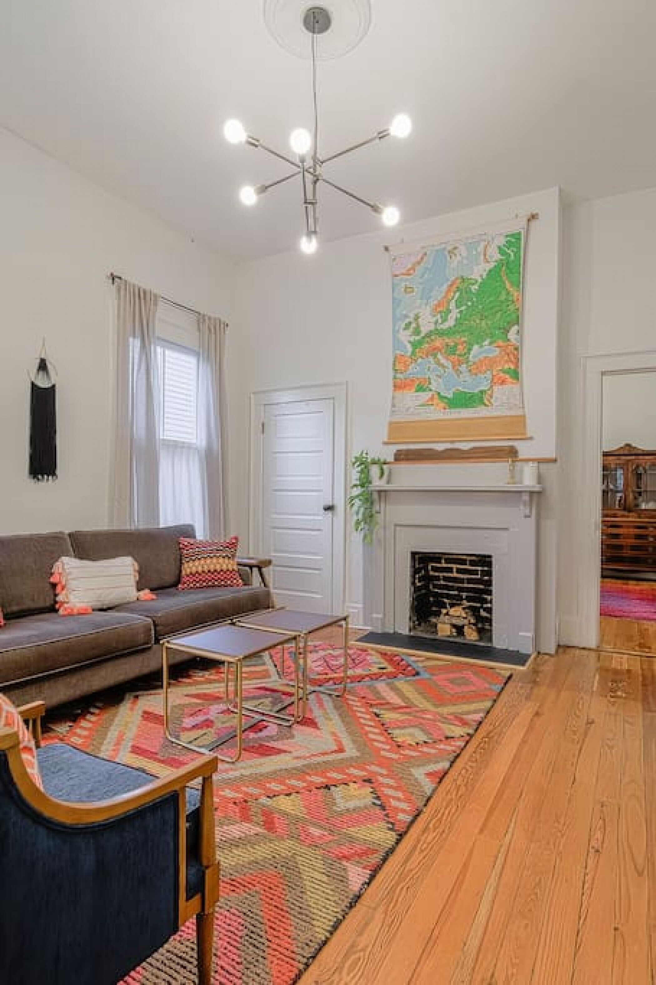 Una sala de estar con sofá, mesa de centro y chimenea.