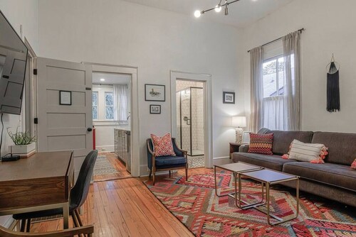 1217 - Right Side · Queen Anne Victorian - Traveler's Apartment