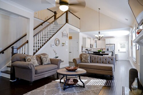 The Garnet Door Bungalow - 4 Bed, 3 Bath, DT Cola