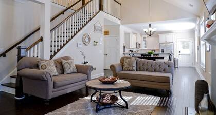 The Garnet Door Bungalow - 4 Bed, 3 Bath, DT Cola