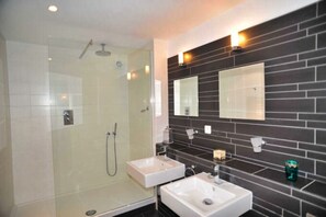 Bathtub, towels - Palmes d'Or Properties - Ref ROSE (Cannes)
