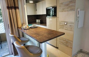 Kühlschrank, Wasserkocher mit Kaffee-/Teezubehör