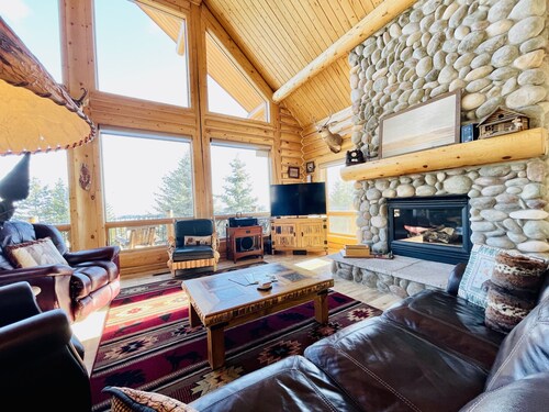Luxury Cabin w/Hot Tub, Fireplace, Minutes to Skiing