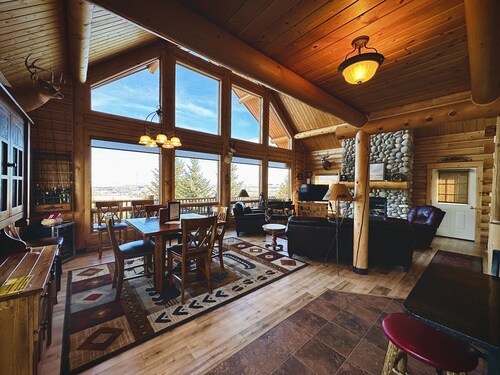 Luxury Cabin w/Hot Tub, Fireplace, Minutes to Skiing