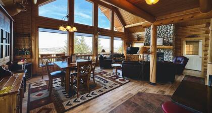 Luxury Cabin w/Hot Tub, Fireplace, Minutes to Skiing