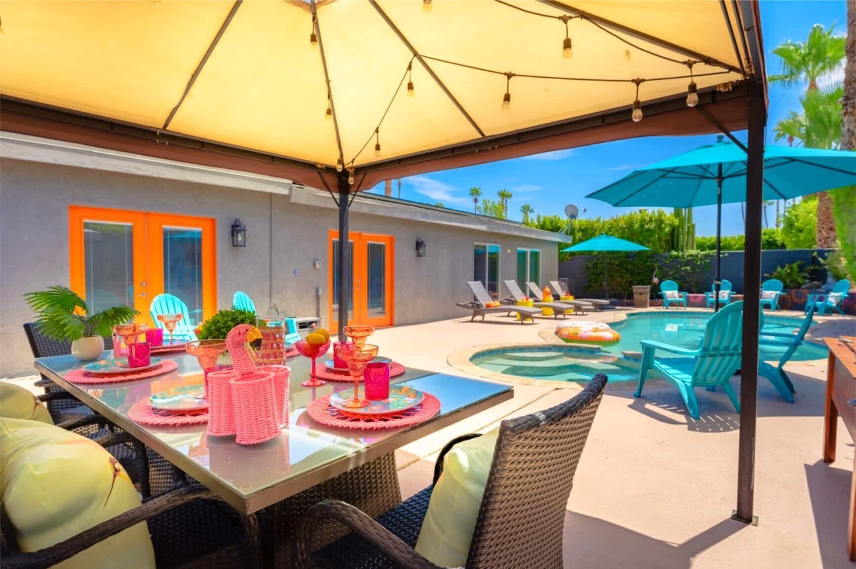 Poolside Mid Century Retreat w Pool+Spa+BBQ+Games